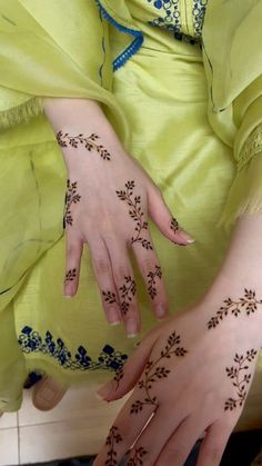 Henna Designs Kids, Henna Finger Designs, Henna Design Hand, Henna Design Easy, Henna Design Simple, Simple Henna Designs Hand, Finger Designs, Henna Flowers, Henna Hand Designs