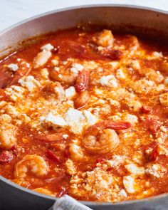 a pan filled with shrimp and tomato sauce