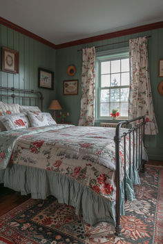 40 Gorgeous Cottagecore Decor Ideas for a Stylish Home Rooms With Wallpaper, Cottagecore Bedroom Ideas, Country Bedrooms, Market Decor, Cottagecore Bedroom, Cozy Bedrooms, Revamp Furniture, Cottagecore Home, Amazing Homes