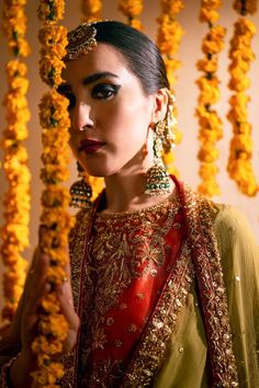 Regal Pakistani Wedding Attire: Gharara with Short Shirt and Dupatta Wedding Gharara, Pakistani Gharara, Gharara Pakistani, Long Trail, Pakistani Wedding Dress, Short Shirt, Royal Look, Pakistani Wedding Dresses, Gold Work