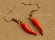 Please check my shop policies and FAQ before placing an order. Thank you :) A pair of earrings featuring red or green chili peppers made of polymer clay, varnished for extra gloss and durability. Each pepper is ~2cm (0,8'') long. Hook shape may vary depending on stock availability. Each piece is handmade so the pair you receive will be very similar but not identical to the one shown in the photo. Chili Pepper Earrings, Pepper Earrings, Magnet Ideas, Funky Clothes, Green Chili Peppers, Earring Inspo, Food Shapes, Miniature Food Jewelry, Green Chili