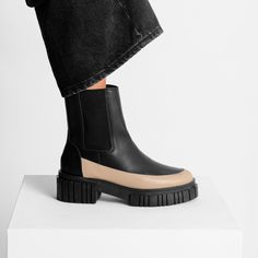 Vinci Shoes Celina Black Beige Chelsea Boot Beige Chelsea Boots, Botas Chelsea, Fall Shoes, Chelsea Boot, Winter Looks, Wedge Boot, Chelsea Boots, Classic Style, Chelsea