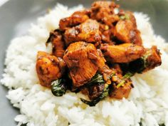 chicken and spinach on top of rice in a bowl