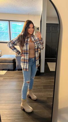 Fall Outfits Plaid, Tan Boots Outfit, Hot Mom Outfits, Plaid Shirt Outfit, Flannel Outfits Fall, Plaid Shirt Outfits, Boots Wide