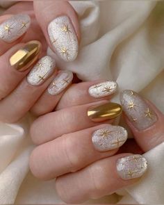 Glamorous and Cute Christmas Nails #christmasnails #winternails #novembernails [classy christmas nails, burgundy nail designs, november nail designs, christmas gel nails, red vevlet nails, november nails ideas, trendy christmas nails, simple winter nails, christmas nails] ***photos not mine, DM me for credit! 🎄❤ Gold Pearl Aesthetic, Christmas Gold Nails Art Designs, Tortoiseshell Nails With Gold, Christmas Nail Designs Gold, White Nails Gold Design, Christmas Nail 2024, Cute New Years Nails Short, Lalisa Nails, Silver And Gold Christmas Nails