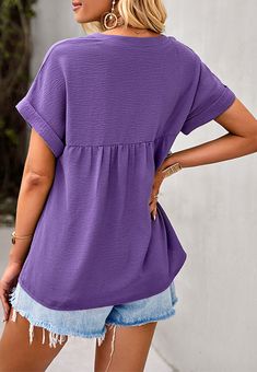 The EMES SHOP blouse is detailed with a fabulous ruched back design. Features solid color. v neck line. short sleeves. and loose fit. Pair it with distressed jeans and sneakers for an easygoing look.MATERIAL:100% PolyesterMEASUREMENTS: Product Length 25.5"-27"in 4-6-Small | Waist: 25"-26.5"in | Chest: 33"-34.5"in 6-8-Medium | Waist: 26.5"-28"in | Chest: 34.5"-36"in 8-10-Large | Waist: 28"-29.5"in | Chest: 36"-37.5"in 10-12-X-Large | Waist: 29.5"-31"in | Chest: 37.5"-39"in MEASUREMENTS: Product L Eatonton Georgia, Back Design, Small Waist, Shop Blouses, Distressed Jeans, Green And Purple, Peplum Top, Tunic Tops, Loose Fitting