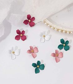 Meet the "it" earring for spring! Powder coated flower studs in a range of colors will be your new go to this season. Neutral Jewelry, Daisy Petals, Classy Earrings, Cactus Earrings, Estilo Hip Hop, Party Earrings, Colorful Earrings, Watches Women Fashion, Earring Patterns