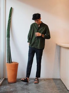 Men Outfits With Birkenstocks, How To Style Birkenstock Sandals, Dark Skin Men Fashion Outfits, Mens Birkenstocks Outfit, Birkenstock Outfit Men, Vacation Outfits Men, Guys Fashion Casual, Money Clothes, Minimalist Fashion Men