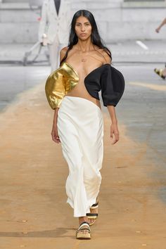 Gabriela Hearst Spring 2023 Ready-to-Wear Collection | Vogue Spring 2023 Ready To Wear, Gabriela Hearst, Couture Runway, Spring Fashion Trends, Spring 2023, Looks Style, Couture Fashion