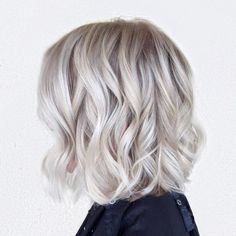 Curly Platinum Bob Hairstyle Silver Ombre Short Hair, Bob With Waves, Platinum Bob, Silver Ombre Hair, Bright Blonde Hair, Dunner Wordend Haar, Short Ombre Hair, Bob Haircut For Fine Hair, Lob Hairstyle