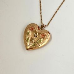 Vintage 1950s Heart Locket 14k Gold PPC Hand Engraved Flower Art Deco Heart Pendant Necklace Art Deco Heart, Large Locket, Locket Design, Engraved Flower, Gemstone Jewelry Handmade, Heart Locket, Jewelry Companies, Heart Pendant Necklace, Hand Engraving