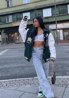 Baseball Jacket Outfit, Varsity Jacket Outfit, Varsity Jacket Women, Jacket Outfit Women, Inspired Outfits, Looks Style, Streetwear Outfit