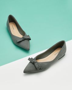 ▼Description The Camellia Ballet Flats are crafted with tactile suede, set on flat heels with the pointed toe and accented with an elegant bow ◄Details ‧ Color: Blue‧ Upper: Suede‧ Lining: Lambskin‧ Sole: Rubber‧ Pointed toe‧ Slip-on styling‧ Back paddles includedDimensions‧ Heel Height: 1.5 cm / 0.6″ ◄Size & Fit ‧ True to size ◄Shipping Information Free delivery on orders $150 and above. All orders are delivered with an average shipping interval of 5-7 working days Suede Set, Festival Shoes, Flat Heels, Chic Flats, Suede Ballet Flats, Agate Pendant Necklace, Sparkle Jewelry, Platform Loafers, Suede Flats