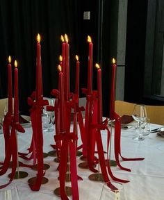 Cozy Christmas Decor, Christmas Dinner Party, Christmas Table Centerpieces, Hosting Christmas, Christmas Decor Inspiration, Christmas Inspo, Red Candles, Christmas Mood, Xmas Party