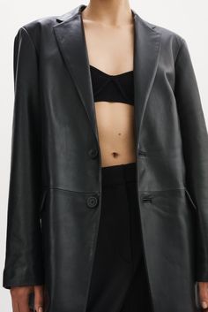 Coupé dans un cuir de qualité supérieure, ce blazer long minimalisteprésente une coupe oversize décontractée qui lui confère une silhouettelégèrement audacieuse. Portez-le par-dessus un soutien-gorge en cuir et unpantalon élégant pour un look sans effort ; la quintessence du cool. Leather Bra, Leather Trench, Shoulder Pads, Oversized Fits, Cool Girl, Bra, Trousers, Sleek, Blazer