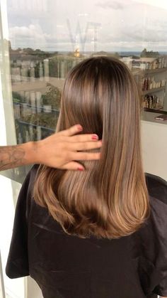 Discover stunning hair styles ideas for date night beauty, braided hairstyles, short hairstyles for women, cute hairstyles, and more. Check the link in bio for a FREE hairstyle treatment product! #HairStylesIdeas #DateNightBeauty #BraidedHairstyles #ShortHairstyleWomen #CuteHairstyles #HairstylesForThinHair #BlondeHair Cindy Crawford Hair Color, Bombshell Hair, Brown Hair Looks, Dreamy Aesthetic, Hair 2024, Brown Hair Balayage