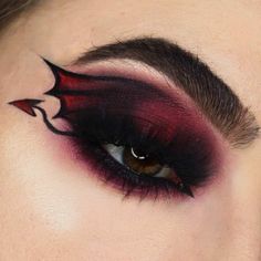 Angel Eyeliner Makeup, Detailed Makeup Looks, Red Makeup Looks Halloween, Devil Eye Makeup Halloween, Devil Glam Makeup, Devil Inspired Makeup, Red Halloween Makeup Looks, Makeup Diable, Devil Nails Halloween