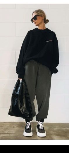 Looks Chic, Sporty Outfits, Black Tote, Casual Fit