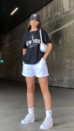 Foto Poses, Tomboy Style Outfits, Streetwear Fashion Women, Swaggy Outfits, Tomboy Fashion, Tshirt Outfits, Teenage Fashion Outfits, Streetwear Outfit