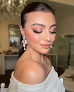 Top 33 Wedding Makeup Looks 2024: Bridal Beauty for Every Eye Color & Skin Tone - divagaze.com Wedding Day Makeup Brunette, Bridal Makeup Almond Eyes, Green Eye Bridal Makeup, 2024 Bridal Makeup, Bridal Make Up Green Eyes, Brides Makeup Wedding, Bride Makeup Green Eyes, Winter Bridal Makeup, Bridal Makeup Green Eyes