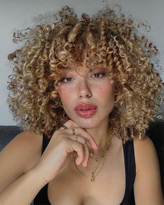 Honey Blonde Hair Curly Natural Curls, Blonde 3c Hair, Blond Short Curly Hair, Curly Hair Died, Blonde Curly Short Hair, 3c Short Curly Hair, Honey Blonde Hair Curly, Short Curly Hair Color Ideas, Short Curly Cuts Natural Curls