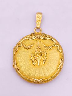 Rare souvenir pendant in solid 18K gold dating from early 19th century Delicately carved with an engine turned motif background and a basket in its center symbolising prosperity French work - hallmarks present on the bail In mint condition: no bump or dent and closes perfectly Weight: 5.4 Gr Diameter 27 mm - Thickness when closed 4.45 mm This superb piece of jewellery will come in a gift box and sent fully registered signed for with insurance within 1 working day of cleared transaction This love Victorian Yellow Gold Locket Necklace With Filigree, Victorian Filigree Locket Necklace In Yellow Gold, Victorian Filigree Yellow Gold Locket Necklace, Victorian Yellow Gold Medallion Locket Necklace, Ornate Yellow Gold Medallion Locket Necklace, Yellow Gold Round Filigree Locket Necklace, Yellow Gold Round Locket Necklace With Filigree, Round Yellow Gold Locket Necklace With Filigree, Ornate Yellow Gold Locket Necklace For Formal Occasions