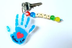 a handprinted key chain with the word papa on it