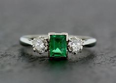 Art Deco Emerald Ring – Antique Emerald Antique Emerald Ring, Bijoux Art Deco, Art Deco Emerald, Art Deco Sapphire Ring, Art Deco Emerald Ring, Smaragd Ring, White Sapphire Engagement Ring, Emerald Ring Gold, Ring Antique