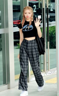 Blackpink Jennie Chanel, Jennie From Blackpink, Airport Fashion Kpop, Chanel 2023, Jennie Chanel, New Jeans Style, June 1st, Asian Outfits, Kpop Fashion Outfits