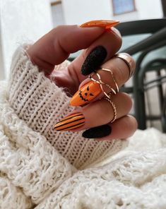 check out these jack 'o lantern halloween nails! Fun Halloween Nails, Holloween Nails, Halloween Nails Easy, October Nails, Seasonal Nails