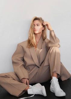 Bea Blazer - Latte Blazer The Frankie Shop Suiting Fabric, The Frankie Shop, Frankie Shop, Branding Photoshoot, Suit Pants, 가을 패션, Model Poses, Fast Fashion, Look Fashion