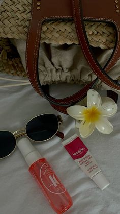 #summer #bag #essentials #soldejaneiro #flowers #sunglasses Bali Essentials, Beach Bag Aesthetic, Summer Bag Essentials, Beach Photo Inspiration, Beach Bag Essentials, Aesthetic Bags, Holiday Summer, Bag Essentials, Summer Bag