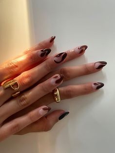 CHIC FALL NAIL TRENDS TO TRY FOR AUTUMN 2023 | AUTUMN NAILS Stylish Nails Fall, Nail Art On Brown Nails, Brown Outline Nails, Nail Inspo For September, Brow Nail Ideas, Brown Boho Nails, Unique Brown Nails, Brow Nail Designs, Intro To Fall Nails