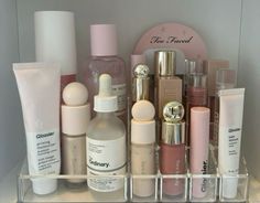 Glossier Aesthetic, Outfits Asian, Skincare Accessories, Viral Aesthetic, Chanel Lipstick, Priming Moisturizer, Makeup Bag Essentials, Workout Inspo, Coquette Style