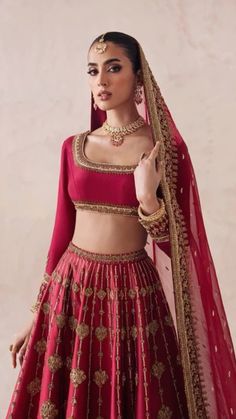 Rajasthani Wedding Lehenga, Red Wedding Blouse Designs, Simple Red Bridal Lehenga, Brown Indian Outfit, Panetar Lehenga Gujarati, Red And Green Lehenga, Trending Lehenga, Lehenga Outfit, Lehenga Bridal