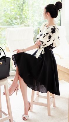 #Modest doesn't mean frumpy. #DressingWithDignity www.ColleenHammond.com Chique Outfits, Paris Mode, Lantern Sleeve Dress, Mode Inspiration, Girly Girl, Asian Fashion, Fashion Sense, Men Fashion, Look Fashion