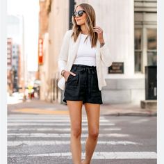 Professional Office Outfit, Stylish Workwear, Summer Business Attire, Style A Blazer, White Blazer Outfits, Modern Workwear, Black Shorts Outfit, Workwear Outfits, Black Blazer Outfit