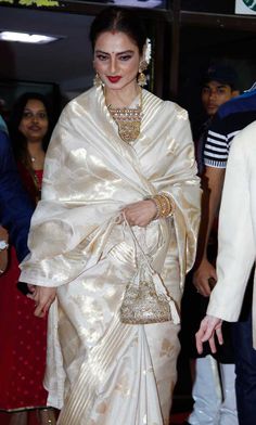 Rekha was in her signature silk sari - white and gold this time - with sindoor in her maang, red lips and gajra the 61st Idea Filmfare Awards South White And Gold Saree, Sari Style, Kamal Haasan, Maximalist Fashion, Janhvi Kapoor