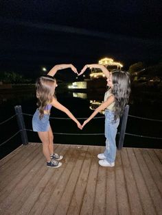 Con Jenny ieri sera grazie della foto reb 🤗💗🧡🤍🔗 Fun Photos With Friends, Poses To Do With Your Bestie, Sister Goals Pictures, Goofy Pics With Friends, 1 Person Poses, Pics To Take With Your Bff, Best Friends Picture Ideas, Cute Duo Poses, Bestie Friends