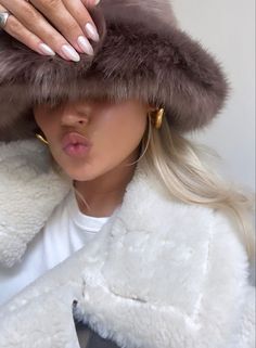 Outfits For Blondes Winter, Cold Girl, Winter 22, Rich Girl Aesthetic, Ski Hats, Fur Hat, Winter Fits, Outfits With Hats, Winter Aesthetic