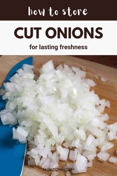 A helpful guide on how to store cut onions for maximum freshness. The image includes tips and tricks to keep your onions fresh and flavorful for longer. Perfect for reducing food waste and improving kitchen efficiency. #KitchenHacks #FoodStorage #FreshOnions How To Store Chopped Onions In Fridge, How To Store Chopped Onions, How To Freeze Onions, How To Store Onions, Onion Storage Ideas, Storing Onions And Potatoes, Storing Onions, Onion Storage, Garlic Storage