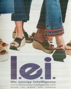 an advertisement for iei shoes featuring two women's feet and one is wearing wedges