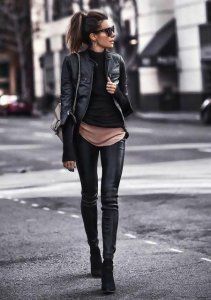 With Leggings, Casual Night Out Outfit, Leather Leggings Outfit, Look Legging, First Date Outfits, Club Outfits For Women, Mode Tips, Leather Pants Outfit, Woman In Black