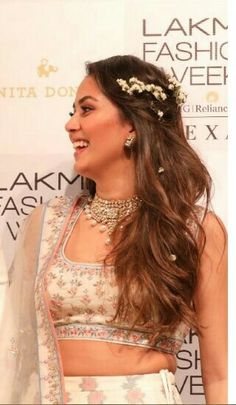 Lehenga Hairstyles Hair Weddings, Roka Hairstyles For Long Hair, Hairstyle For Saree Open Hair, Open Hairstyles For Sangeet Function, Open Hairstyles For Engagement Bride, Engagement Open Hairstyles, Mehendi Hairstyles Bridesmaid, Hairstyle For Sangeet Function, Sangeet Hairstyles For Bride Open Hair