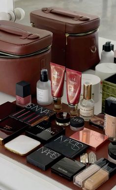 Makeup Aesthetics, What In My Bag, Beauty Bag, Makeup Products, Pretty Pictures, Bobbi Brown, Business Tips, Dior, Vanity