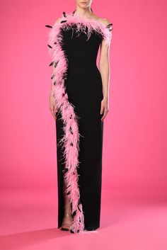 Side slit crepe dress featuring ombre feathers - HerTrove Feather Clothes, Design Gown, Feather Gown, Runway Fashion Couture, Barbie Dress Fashion, Fantasy Dresses, Statement Dress, Pink Ombre