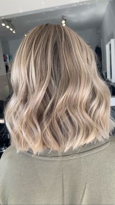 Medium Length Blonde Money Piece, Blonde Highlights On Fine Hair, Bright Blonde Fall Hair, Beige Blonde Hair With Highlights, Blonde Cool Tone Highlights, Fall Highlights For Blondes Short Hair, Babylights Blonde Short Hair, Vanilla Blonde Balayage Short Hair, Partial Foil Highlights Blondes