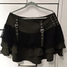 Never Used. It's Completely New; It Still Has The Tags. Runs True To Size. Last Picture Is To Show Better The Details. It Has A Zipper Closure On The Back. It Works Perfectly Fine. Skirts Hot, 2000s Shows, Randy Cunningham, Emo Outfits, Green Skirt, Women Skirts Midi, Black Skirt, Hot Topic, The Details