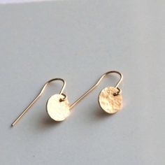 Tiny and perfect for your special occasion or everyday wear! -These gorgeous earrings are created with our tiny 8mm disc and ear wires. -They feature your choice of a satin finish or a lightly hammered texture. -14kt gold filled, rose gold filled or sterling silver disc & ear wire Gold Satin, Coin Earrings, Hammered Gold, Hammered Silver, Gold Earrings Dangle, Everyday Earrings, Simple Earrings, Rose Earrings, Bridesmaid Earrings