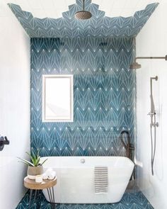 the bathroom is decorated in blue and white with an interesting pattern on the tile wall